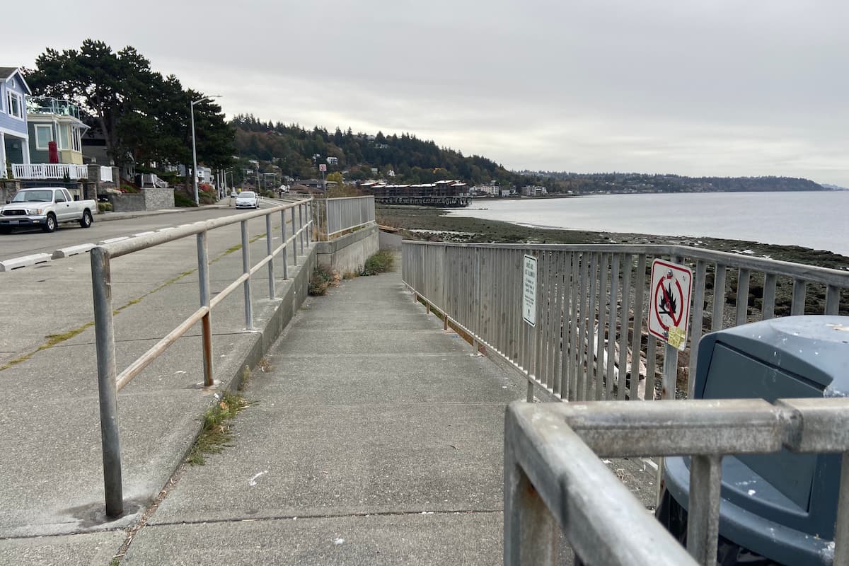 Wheelchair accessible ramp to the beach north from the main park entrance.