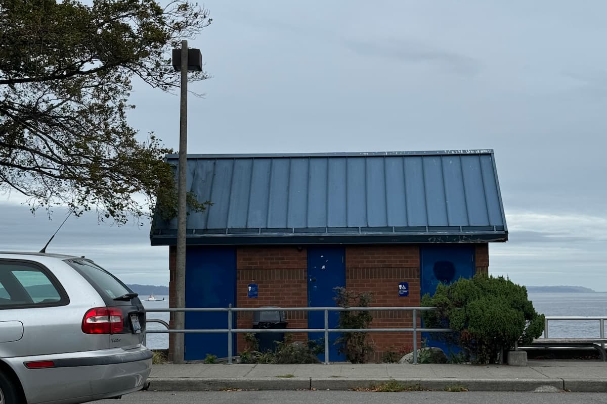 Bathrooms closest to Charles Richey Sr. Viewpoint are located at Alki Beach Park.